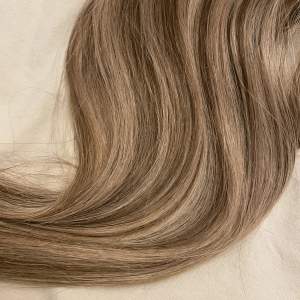 Äkta hårträns från Rapunzel of Sweden. Bruna och blonda slingor. 6 stycken 10-14 cm breda och 35-45 cm långa. Äkta hår så går att färga till den perfekta nyansen, har gjort slingorna! Clips säljs separat! 