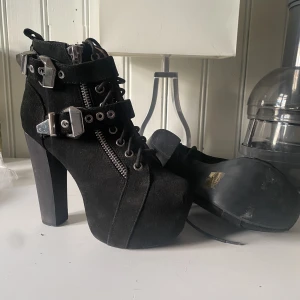 Jeffrey Campbell - Jeffrey Campbell storlek 36. Använda inomhus 1 gång, lappar under kvar. Kan hämtas i örebro. 