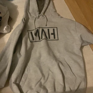 Hoodie med tryck - Hoodie i stl M/L knappt använd
