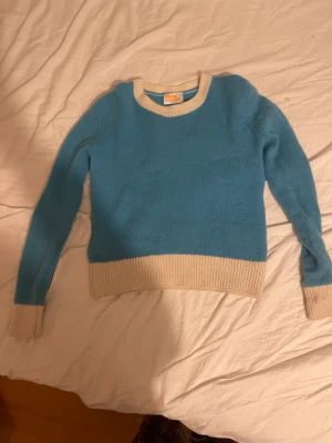 From future  - Byter denna snygga from future tröjan! Så skön att ha i skolan❤️ knappt använd, vill helst byta emot en annan from future/annat men kan sälja också kom privat!