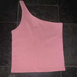Säljer denna snygga rosa linne från Gina Tricot då den inte kommer till användning längre. Är i storlek xxs men passar xs också✨