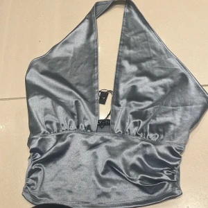 Twist Neck Satin Top - Snygg halterneck topp i grå färg helt ny i storlek XS