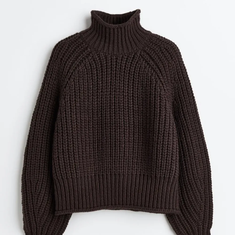 Jättemysig brun stickad tröja från H&M, använd en gång, nypris 299kr🤍 Köp nu är på!. Stickat.