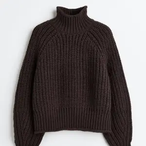 Jättemysig brun stickad tröja från H&M, använd en gång, nypris 299kr🤍 Köp nu är på!
