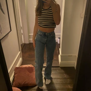 Jeans - Superfina högmidjade jeans från bikbok, väldigt långa i benen och kommer inte till användning längre så säljer dom!🫶🏼