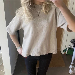Stickad topp - En trekvart tröja som är stickad, säjer för jag tröttnade på färgen men älskar den fortfarande. Extremt bekvämt matrial den är inte alls gammal!.💞 Nypris: 500kr💞