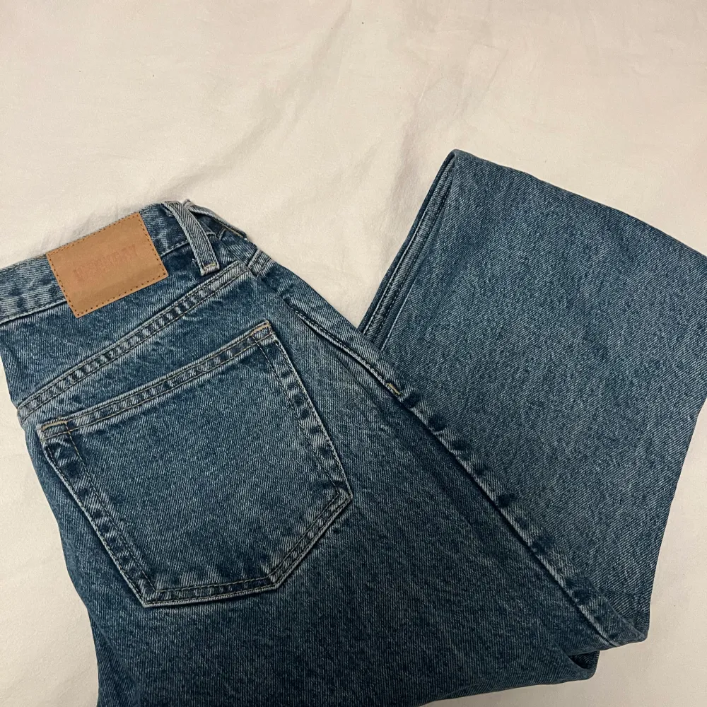 Super fina jeans från weekday. Endast testade men glömde bort att skicka tillbaka dem, tyvärr lite små på mig🥲 Frakt tillkommer💓. Jeans & Byxor.