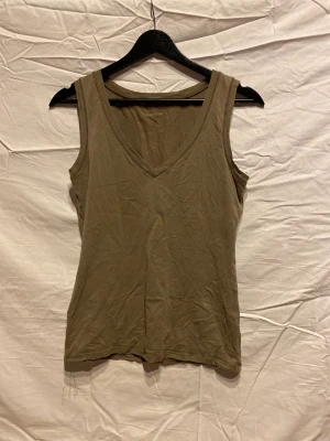 v-ringat linne - så skönt o snyggt line med v-ringning. ett hål på ena sidan men det går lätt att sy igen! 