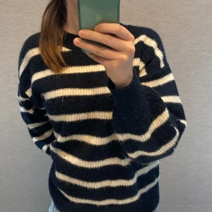 Mörkblå stickad tröja  - En mörkblå randig tröja från h&m i storlek M, men sitter perfekt på mig som har storlek S/ xs. 