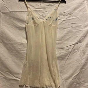 vintage nattlinne - sååå vackert vintage nattlinne med fina blommiga detaljer!