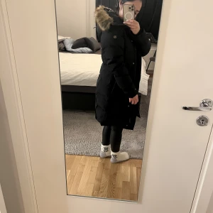 Dunjacka  - Vinter jacka i ny skick  Fuskpäls. Skön och varm.