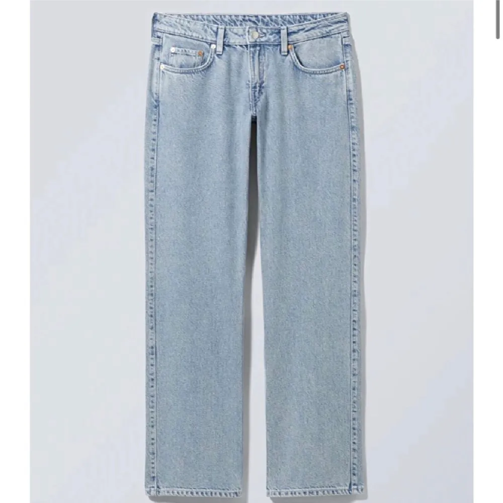 Jätte fina jeans från weekday, kommer tyvärr inte till användning, low waisted. Jeans & Byxor.