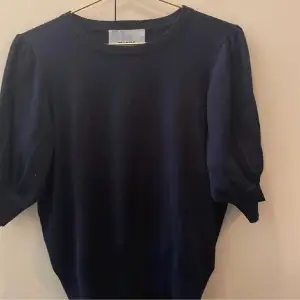 Säljer denna marinblå kortärmade tröja! Original priset är 600 men säljer den för 350 istället, kontakta om intresse eller fler bilder💗