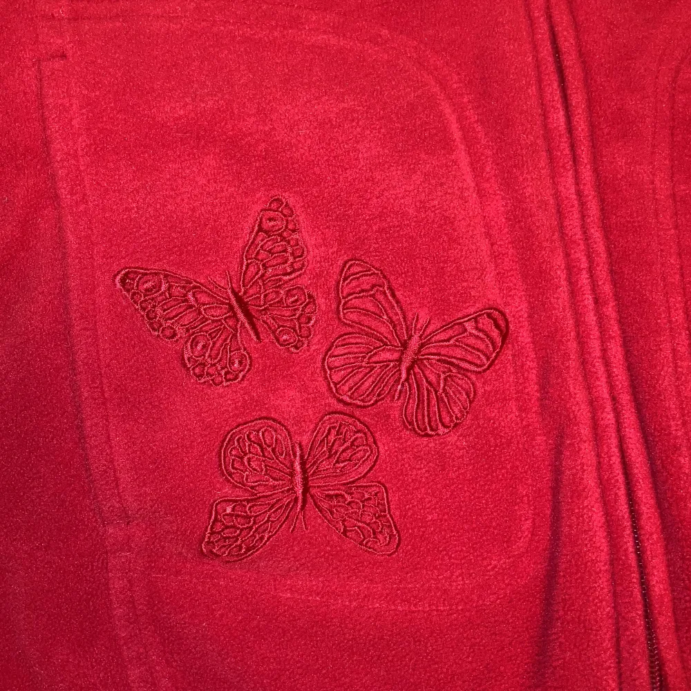nice röd fleecetröja från märket five seasons. bra begagnat skick, inga synliga defekter. damstorlek 36. har broderade fjärilar på fickan och ärmarna. Tröjor & Koftor.