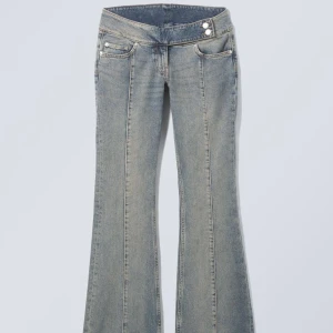 Weekday millenial jeans - Säljer dessa jeans som tyvärr blivit förstora! Dom är slitna längst ner därför det billiga priset☺️skriv för mer bilder, köpta för 600