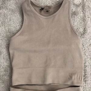 Tränings tights och topp från stronger  - Stronger tights och topp  i strl M i nyskick. Båda för 500 eller topp för 200 och byxor för 300. Ordinarie pris ca 300 för topp och byxor för ca 700