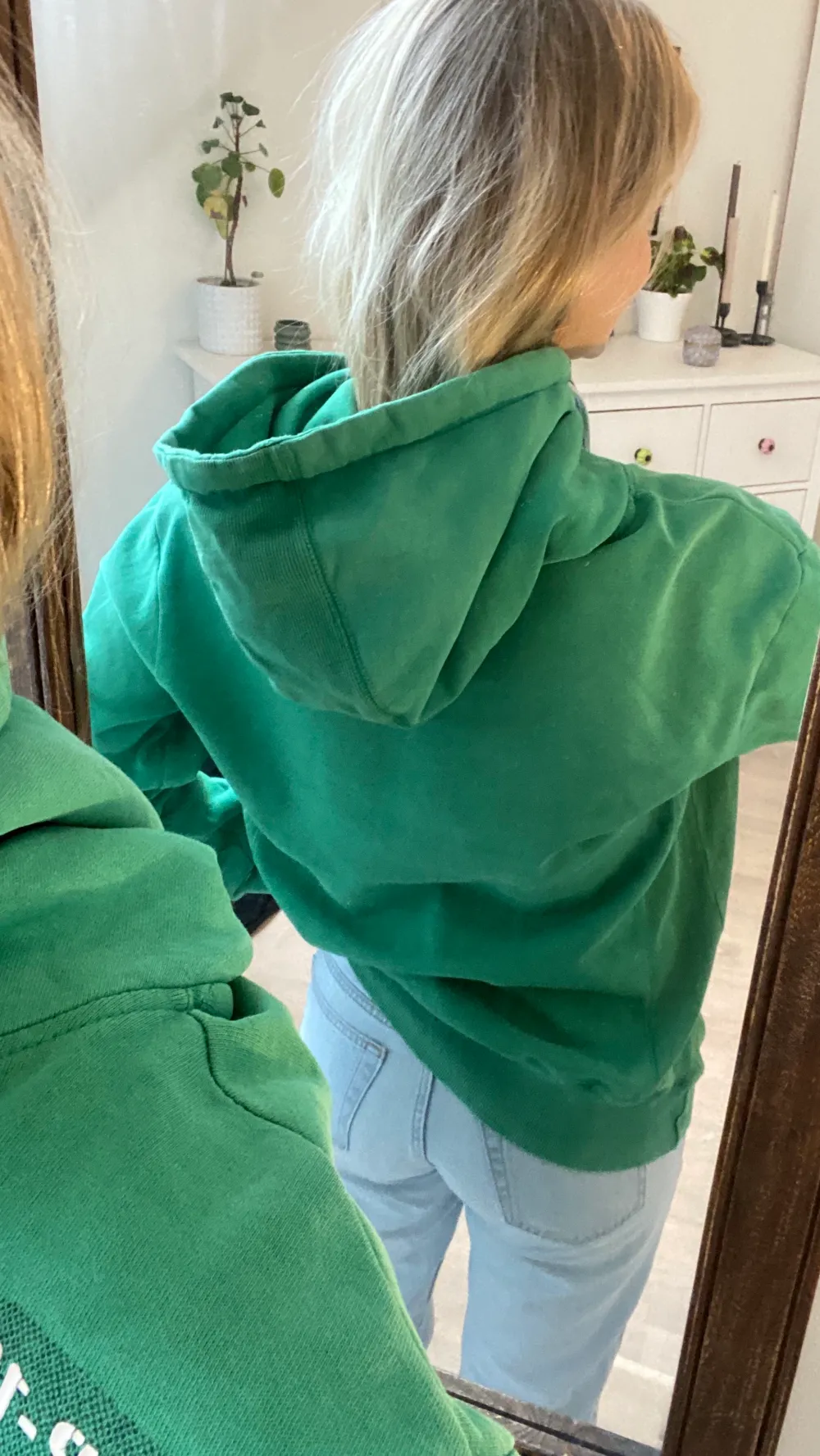 Säljer nu denna gröna hoodie med tryck. Tröjan är skitcool men kommer tyvärr inte till användning längre. Den är lite sliten men inget man tänker på. Står ingen storlek i tröjan men jag skulle gissa på M/L, sitter oversized på mig med S. Skriv vid frågor!❣️❣️. Tröjor & Koftor.