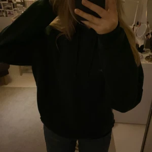 Mörkgrön hoodie - Köptes hösten 2021 tror jag💗 kommer tyvärr inte till användning längre💗