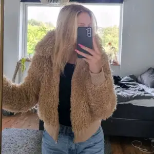 Fluffig jacka från Gina Tricot i fint skick då den är sparsamt använd. Strl 42 men som ni ser på bild är den snarare som en oversized s/m kanske. (Jag själv har s och m).  Köpare står för frakt.  #jacka #ginatricot #gina #höst #sthlmstil #stockholmstil