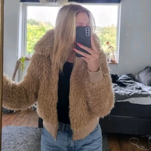 Fluffig jacka - Fluffig jacka från Gina Tricot i fint skick då den är sparsamt använd. Strl 42 men som ni ser på bild är den snarare som en oversized s/m kanske. (Jag själv har s och m).  Köpare står för frakt.  #jacka #ginatricot #gina #höst #sthlmstil #stockholmstil