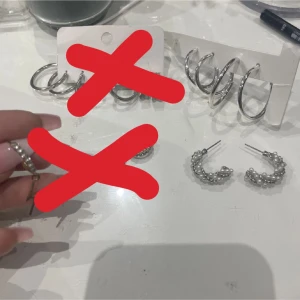 Smycken  - Blixt örhängen- 10kr +frakt (blixt örhängen sålda!!) Silver ringarna med vita pärlor-10kr + frakt Tre örhängen tsm- 25kr + frakt  Två örhängen tsm - 20kr + frakt Allt tillsammans 65kr! Aldrig använda endast testade.