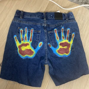 jeansshorts  - Aldrig använda🤍midjemått 36cm rakt över (72cm runt), innerbenslängd 14cm, längd 39cm💋 Köp nu är på!