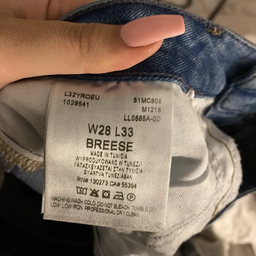 Skitsnygga mid Rise bootcut jeans ifrån Lee i storlek W28 L33. 300kr + frakt 🫶🏼( pris kan diskuteras). Jeans & Byxor.