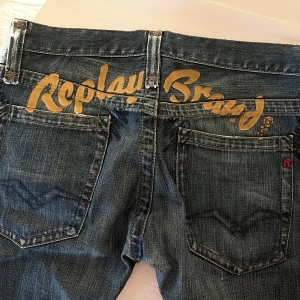 Replay jeans  - Replay jeans med text bak, aldrig använda utan köpta på second hand.  Jättefina men säljs då dom är aldeles för små på mig. Lågmidjade med v-cut St 32/34 eu