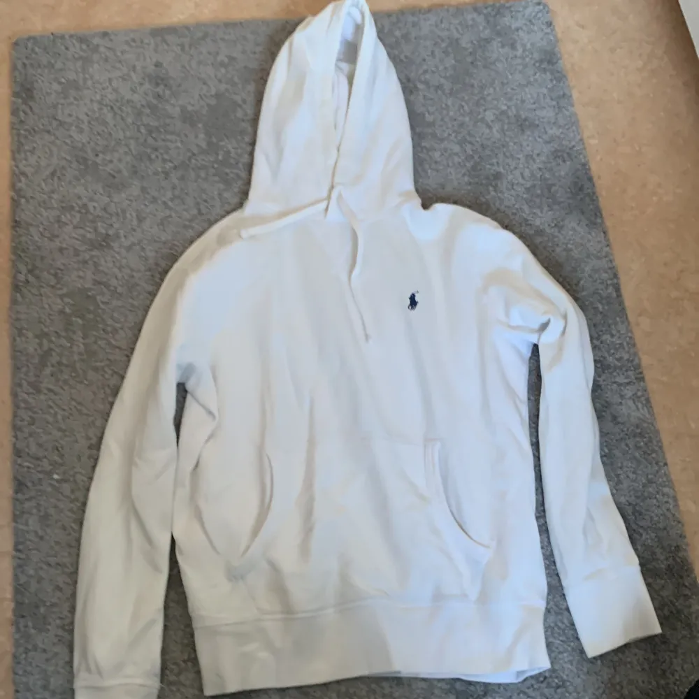 En vit Ralphlauren hoodie stolek S , ända nackdelen är att de finns en liten fläck som man knappt ser . Tröjor & Koftor.