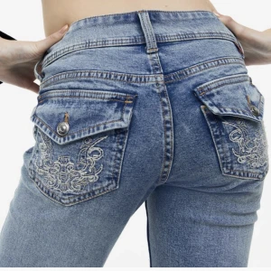 Lågmidjade jeans - Jag säljer nu dessa jeans som är nästan helt nya! Säljer då dom är stora på mig som vanligtvis har 38 i jeans💕 skulle kunna byta mot ett par 38or o priset kan diskuteras💓 BUDET LIGGER PÅ 175‼️