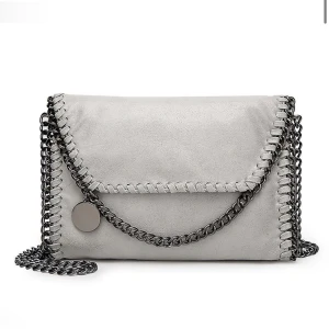 Vit hand väska - Sååå fin väska, inget smuts mm på väskan, vill inte ha kvar den för att det inte är min still längre. Denna väska har mycket med utrymme och är inte för stor 