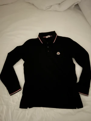 Långärmad monclerpiké - Tja, säljer min långärmade piké från moncler, köpt i somras på NK för 2899 i storlek small, snålt använd. Cond 9/10 Pris kan diskuteras  Kan fraktas mm