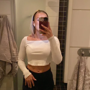 Vit ribbad tröja  - Jätte fin tröja från NA-KD, det står att den är i storlek xl, men jag har alltid xs eller s på kläder så jag skulle säga att den absolut inte är i storlek xl snarare xs. Jätte fin men får ingen användning för den💞