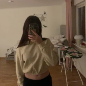 Beige tröja - Hej! Säljer denna beigea kroppade tröja, då den blivit för liten och inte kommer till användning lika mycket. Hör av er om ni har några frågor eller vill ha fler bilder💓💓