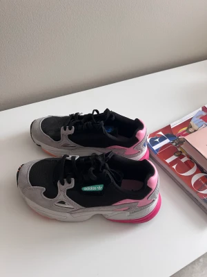 Adidas sneakers  - Endast använda ett par gånger  Nyskick  Storlek 36,5   