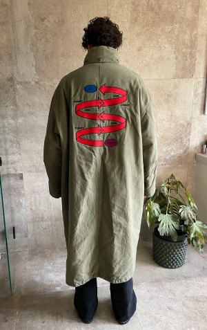 Balenciaga Opera Parka 2018 - Balenciaga Parka från 2018. Köpt ifrån Nathalie Schuterman. Väldigt fint skick. Kvitto finns ej. Väldigt oversized, är 190cm, fin brodyr på baksidan.   Mvh, Malaichi