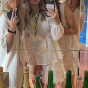 Vit studentklänning 🤍 - Säljer nu min fina studentklänning som jag endast använt på studenten. Den är öppen i ryggen med snörningar och sitter superfint på. Fler bilder finns så säg till om du är intresserad 🤍