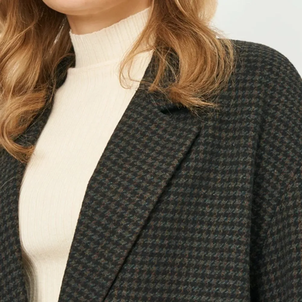 Så snygg kappa från Zara i storlek S! Knappt använd och därav i nyskick 💞💞 . Jackor.