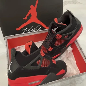 Jordan 4 thunder red - Hej säljer nu mina Jordan 4 som knappt är använda, kvitto och box med följer skorna är självklart äkta. Nypris ligger runt 5600