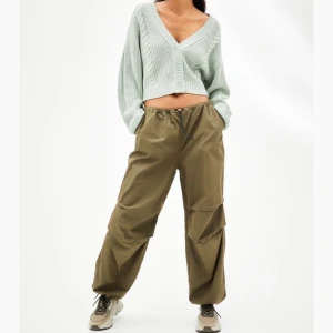 parachute pant - sälja jätte fin parachute byxor, använder aldrig, sälja eftersom vill inte ha den längre, skriv om du intresserad ❤️