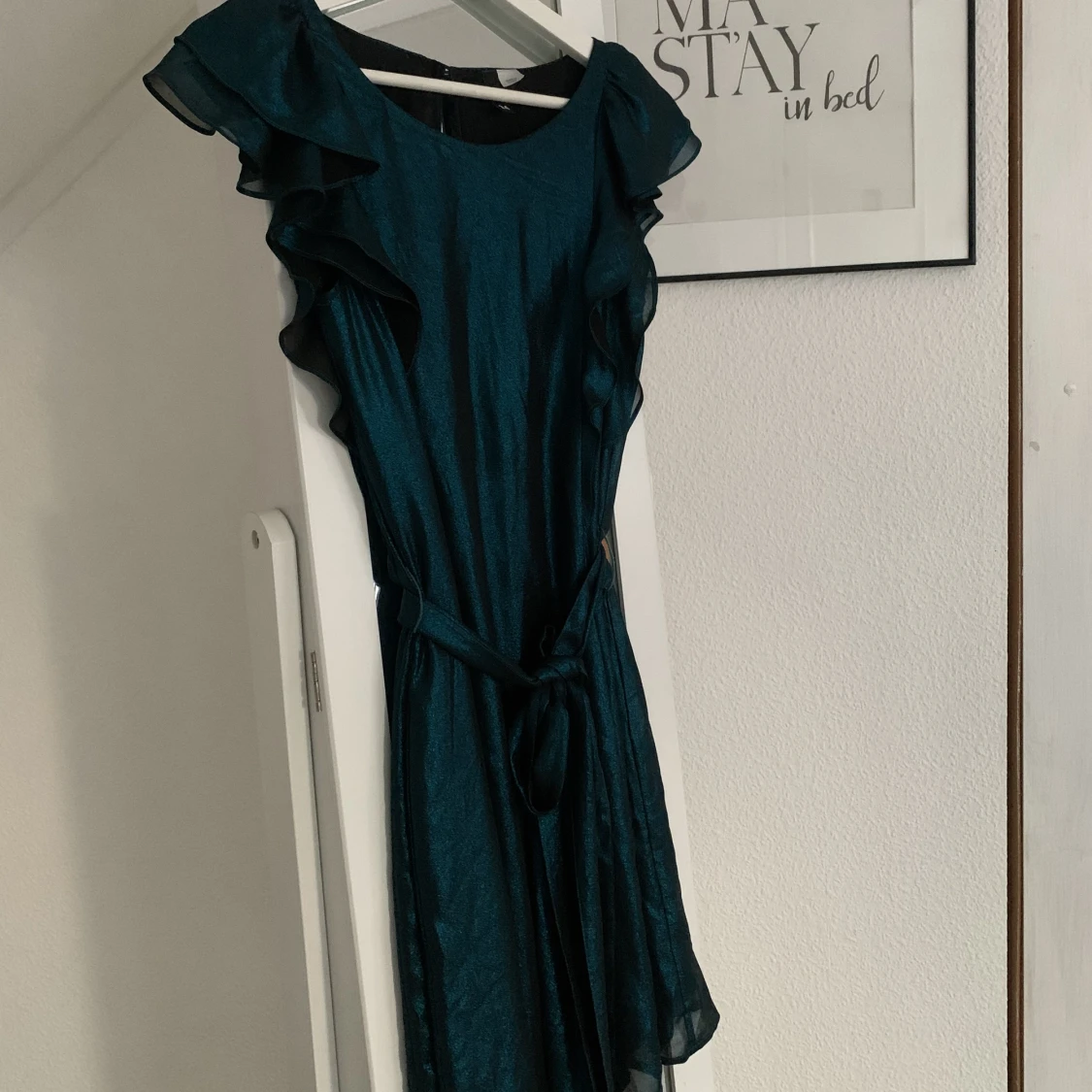 Glittrig klänning med volanger