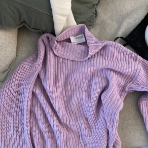 Stickad tröja  - Helt ny stickad tröja från Selected Femme 🤍 kommer tyvärr aldrig till användning. 