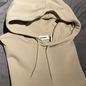 Beige hoodie från weekday. Knappt använd. Storlek S men passar även M. Hör av er vid frågor