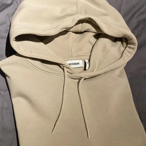 Beige Hoodie - Beige hoodie från weekday. Knappt använd. Storlek S men passar även M. Hör av er vid frågor