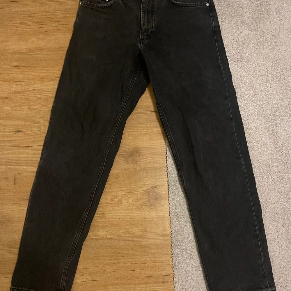 Pull and bear jeans i väldigt fint skick 10/10 inga fläckar eller hål. Dessa jeans är wide leg så de är lite baggy vilket är skönt! Det är svart/gråa jeans. Pris går att diskutera. Jeans & Byxor.