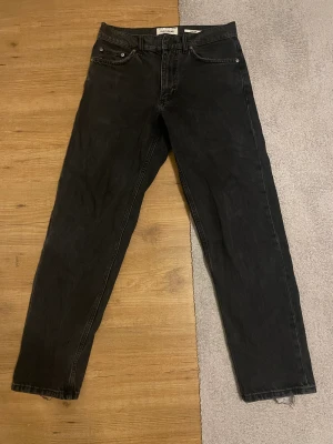Jeans - Pull and bear jeans i väldigt fint skick 10/10 inga fläckar eller hål. Dessa jeans är wide leg så de är lite baggy vilket är skönt! Det är svart/gråa jeans. Pris går att diskutera