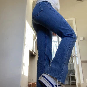 Zara jeans med slits - Såå snygga med slits ifrån Zara 🤩🤩 Nypris runt 3-400 kr och säljer för 100 kr 🤝