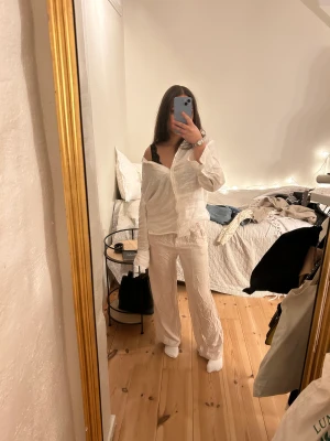 Linnebyxor inför sommaren strl S - Linnebyxor liknande inför sommaren 250kr  fint skick!Köpare står för frakt / mötas i Uppsala  Säljer mer kläder, vid köp av fler plagg kan paketpris ordnas 