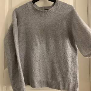 Säljer min gråa stickade tröja från vero Moda då jag inte använder den så mycket! Jättefin och skönt material. Bra skick utan skador