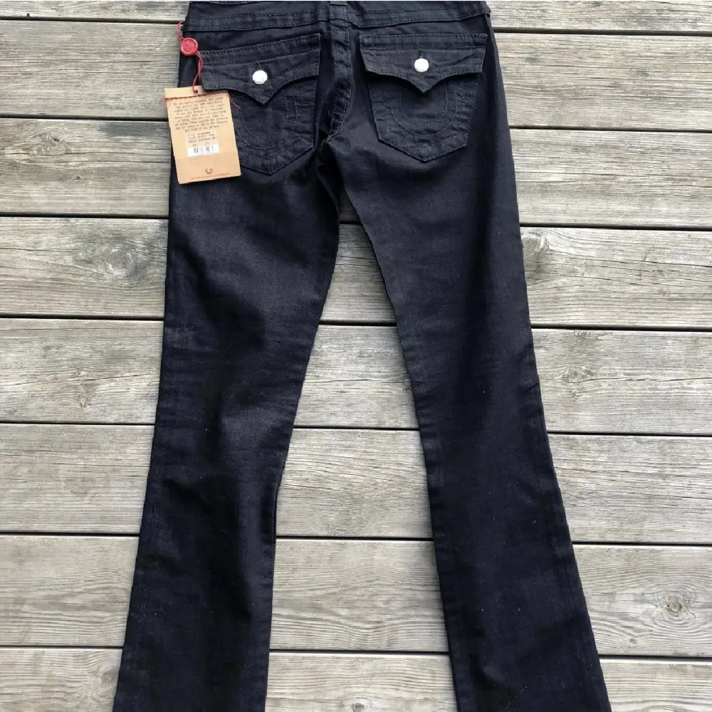 helt nya lågmidjade true religion jeans. bootcut, endast testade. midjemått 71, innerbenslängd 73. de två sista bilderna är lånade, dm vid frågor🤍 köp direkt för 500kr. Jeans & Byxor.